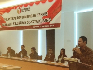 Anggota Bawaslu NTT Baharudin Hamzah menyampaikan arahan  saat Pelantikan Pengawas Pemilu Kelurahan  Tingkat Kota Kupang Rabu (17/1) di Hotel Amaris Kupang (foto/ady)