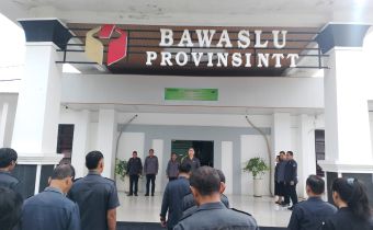 Badan Pengawas Pemilihan Umum (Bawaslu) Provinsi Nusa Tenggara Timur (NTT) melaksanakan rutinitas apel pagi pada Senin, 23 Februari 2026.