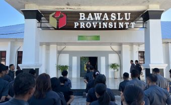 Kepala Sekretariat Badan Pengawas Pemilihan Umum (Bawaslu) Provinsi Nusa Tenggara Timur, Ignasius Jani, memberikan arahan tegas kepada seluruh jajaran dalam apel pagi rutin di halaman kantor Bawaslu NTT (30/03/2026).