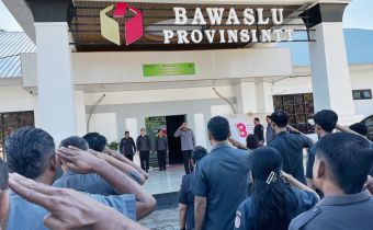 Koordinator Divisi Pencegahan, Partisipasi Masyarakat (Parmas), dan Humas, Amrunur Muh Darwan, memimpin apel pagi pada Senin, 13 April 2026.