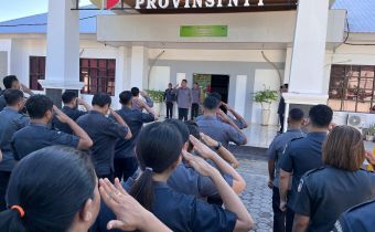 Ketua Badan Pengawas Pemilihan Umum (Bawaslu) Provinsi Nusa Tenggara Timur (NTT) Nonato Da Purificacao Sarmento memimpin apel pagi pada hari pertama kerja minggu ini guna memberikan arahan strategis terkait program kerja dan penguatan fungsi lembaga.