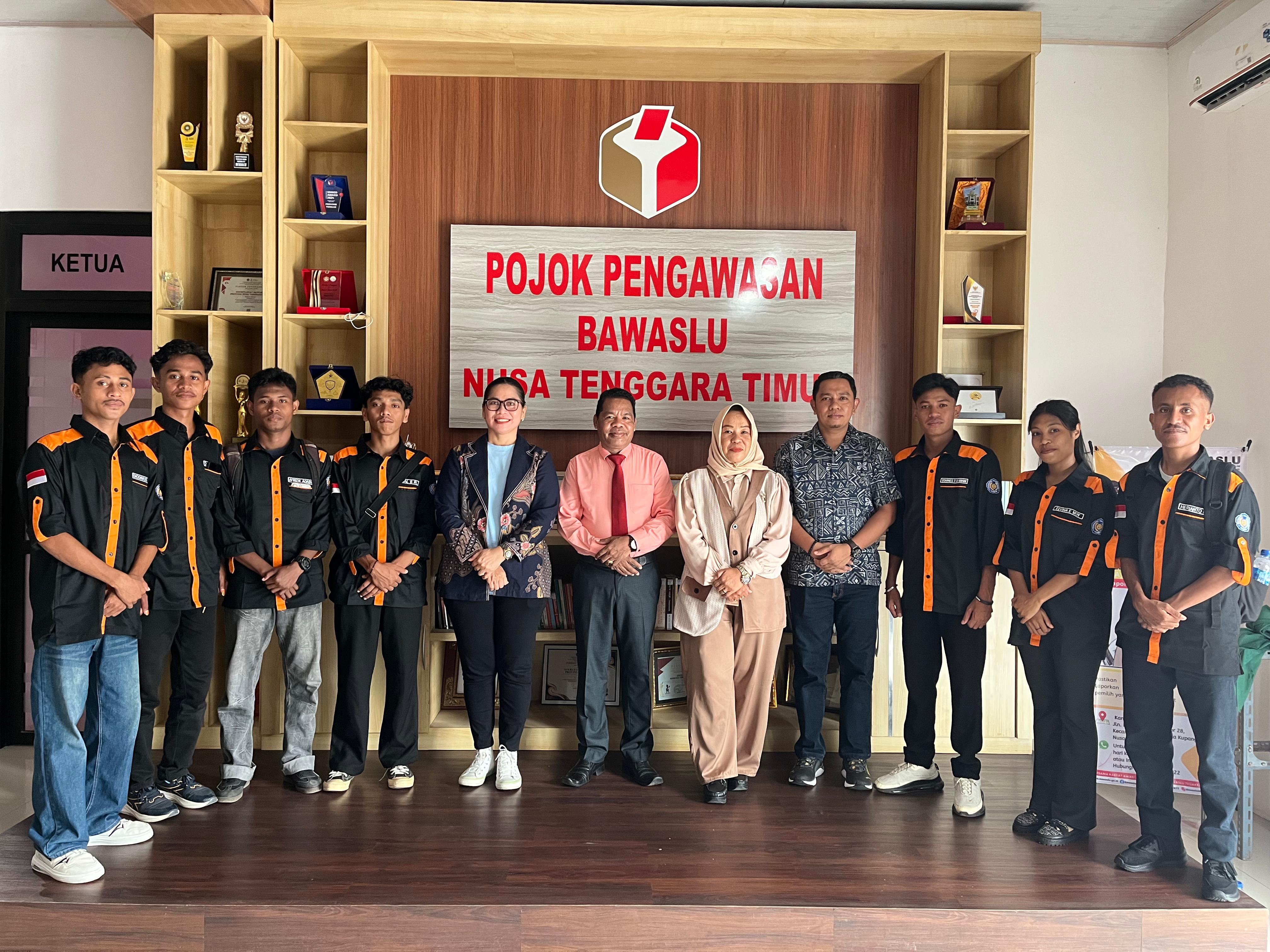 KUPANG – Anggota Bawaslu Provinsi NTT Divisi Pencegahan dan Partisipasi Masyarakat, dan Humas Amrunur Muh Darwan, di dampingi Anggota Bawalsu Provinsi NTT Divisi Penanganan Pelanggaran, Data dan Informasi Melpi M. Marpaung, dan Kepala Sekretariat Ignasius Jani  secara resmi menerima kedatangan mahasiswa magang dan dosen pendamping dari Universitas Muhammadiyah Kupang di kantor Bawaslu NTT. 