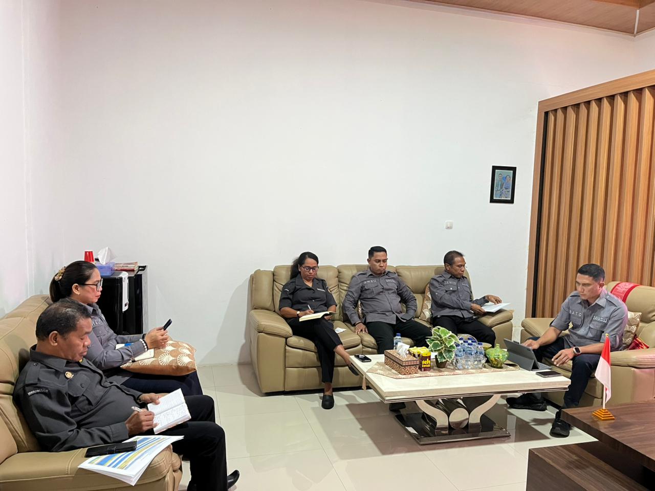 KUPANG – Badan Pengawas Pemilihan Umum (Bawaslu) Provinsi Nusa Tenggara Timur (NTT) menyelenggarakan rapat konsolidasi dan koordinasi internal pada Senin, 9 Februari 2026, bertempat di Ruang Rapat Bawaslu Provinsi NTT.