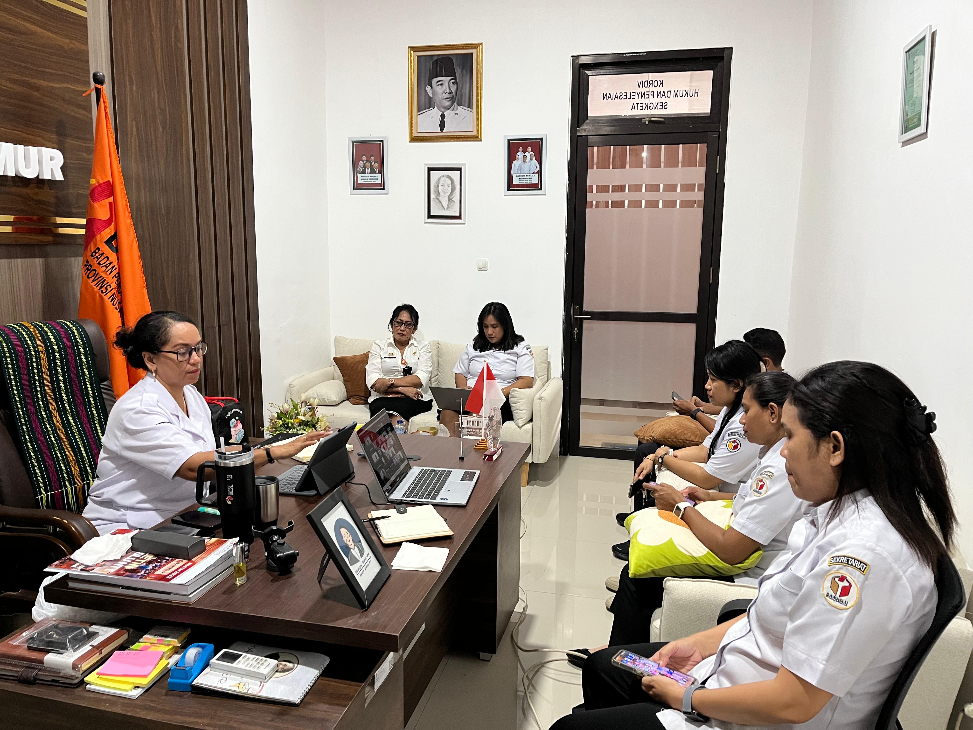 KUPANG – Badan Pengawas Pemilihan Umum (Bawaslu) Provinsi Nusa Tenggara Timur (NTT) menyelenggarakan kegiatan Konsolidasi Divisi Hukum dan Penyelesaian Sengketa bersama Bawaslu Kabupaten/Kota se-Provinsi NTT secara daring melalui Zoom Meeting pada Rabu, 11 Februari 2026.