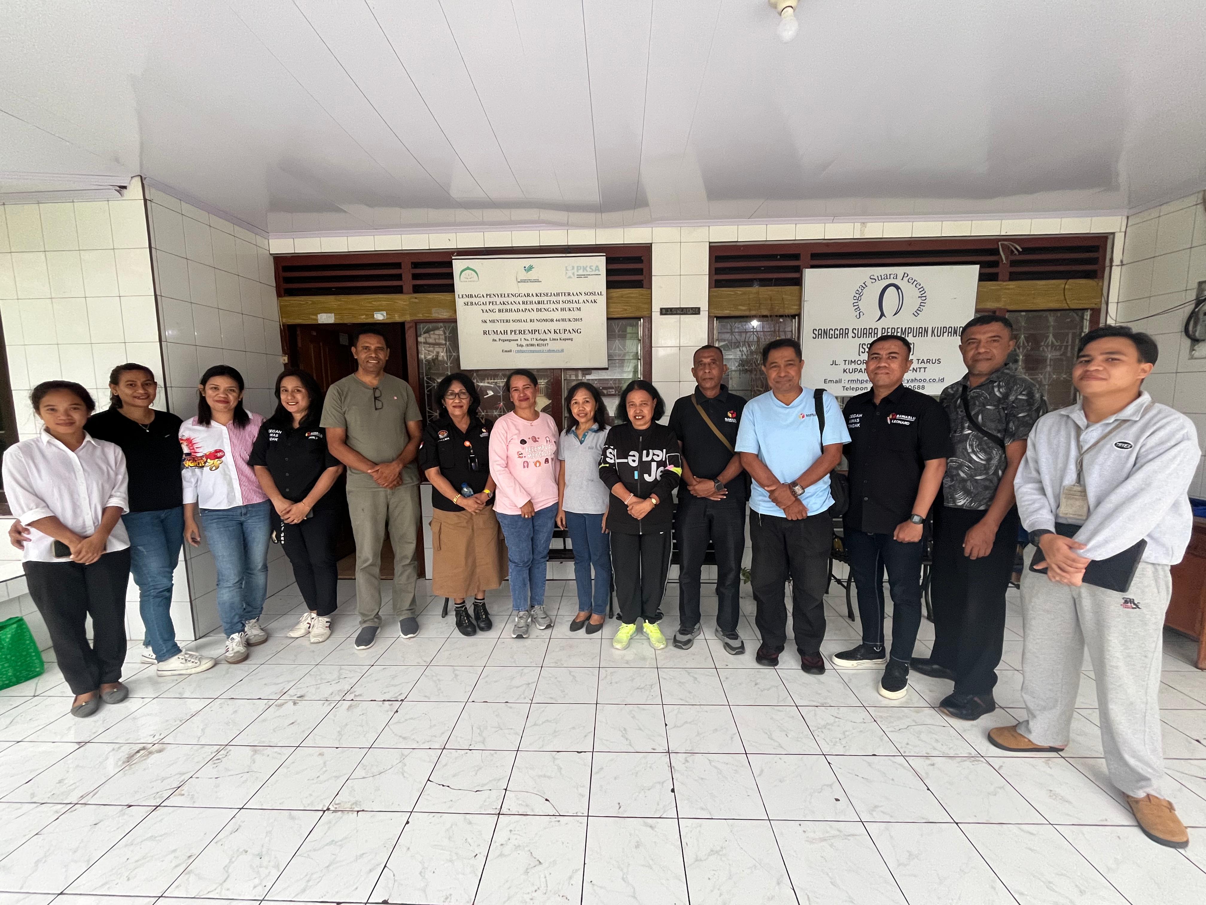 Dalam upaya memperkokoh demokrasi substansial pasca-Pemilu 2024, Koordinator Divisi (Kordiv) Bawaslu Provinsi NTT, Magdalena Yuanita Wake, melakukan kunjungan kerja di rumah aktivis perempuan (LSM perempuan) di Tarus Kabupaten Kupang.