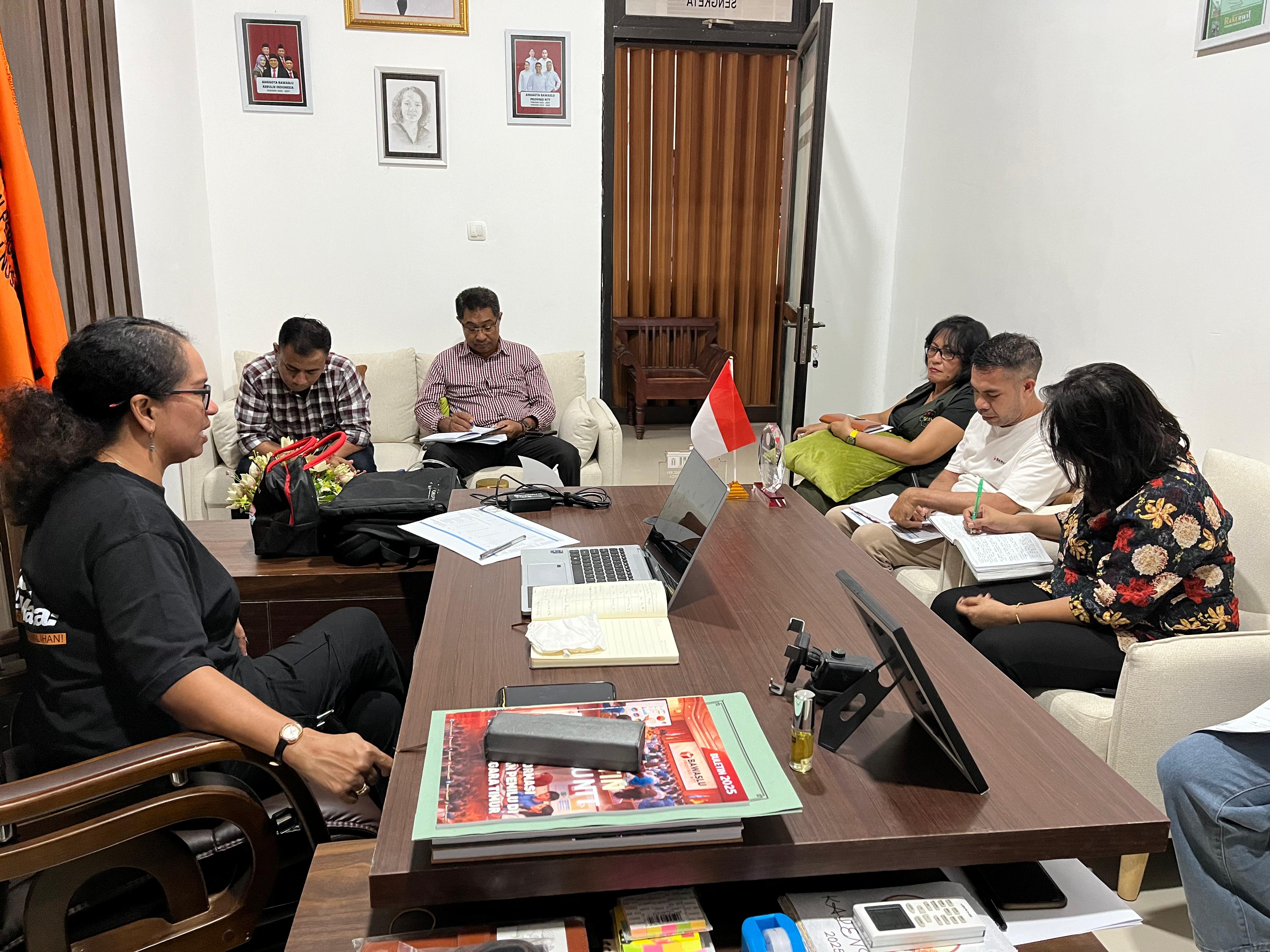 Anggota Bawaslu Provinsi NTT, Magdalena Yuanita Wake, memimpin rapat Divisi Penyelesaian Sengketa pada Jumat, 20 Februari 2026.
