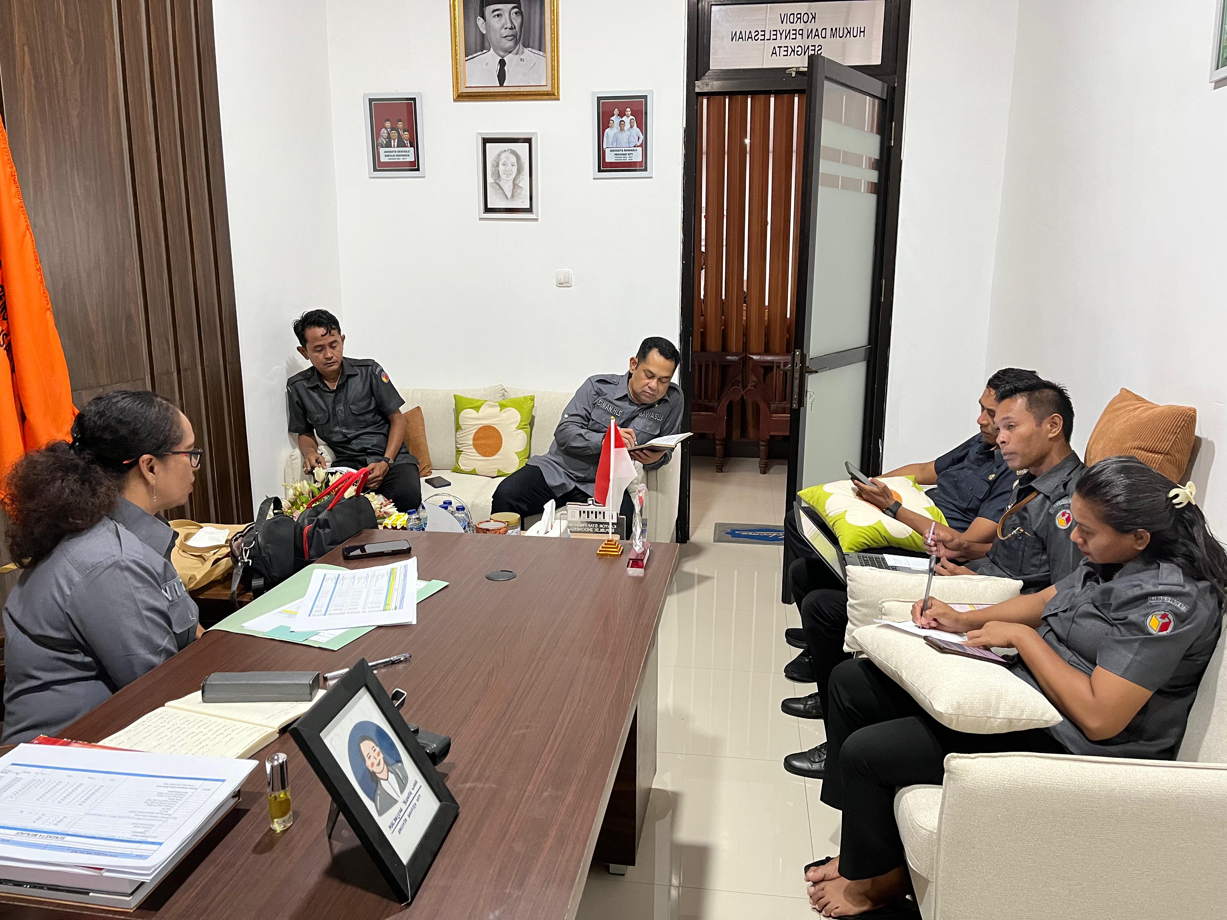 Divisi Hukum dan Penyelesaian Sengketa Badan Pengawas Pemilihan Umum (Bawaslu) Provinsi Nusa Tenggara Timur (NTT) menggelar rapat internal guna menyusun dan membagi jadwal pelaksanaan program kegiatan untuk tahun anggaran 2026.
