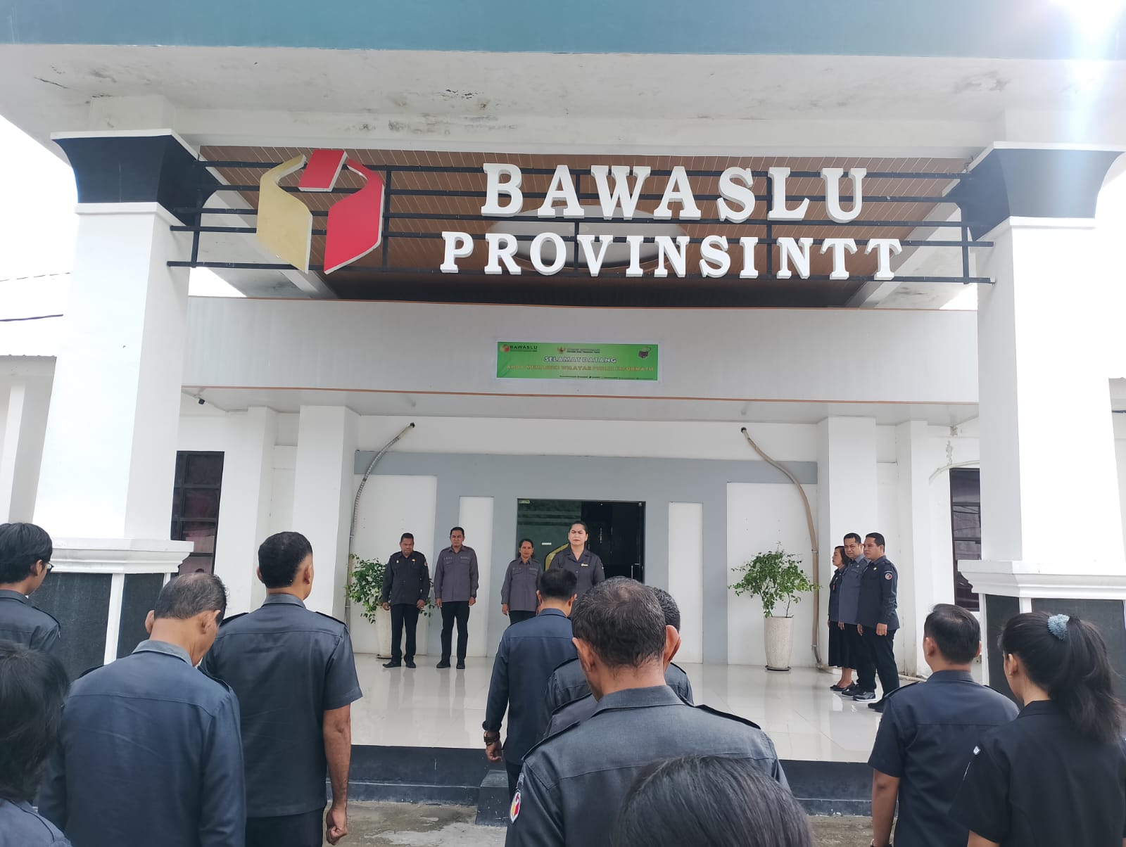 Badan Pengawas Pemilihan Umum (Bawaslu) Provinsi Nusa Tenggara Timur (NTT) melaksanakan rutinitas apel pagi pada Senin, 23 Februari 2026.