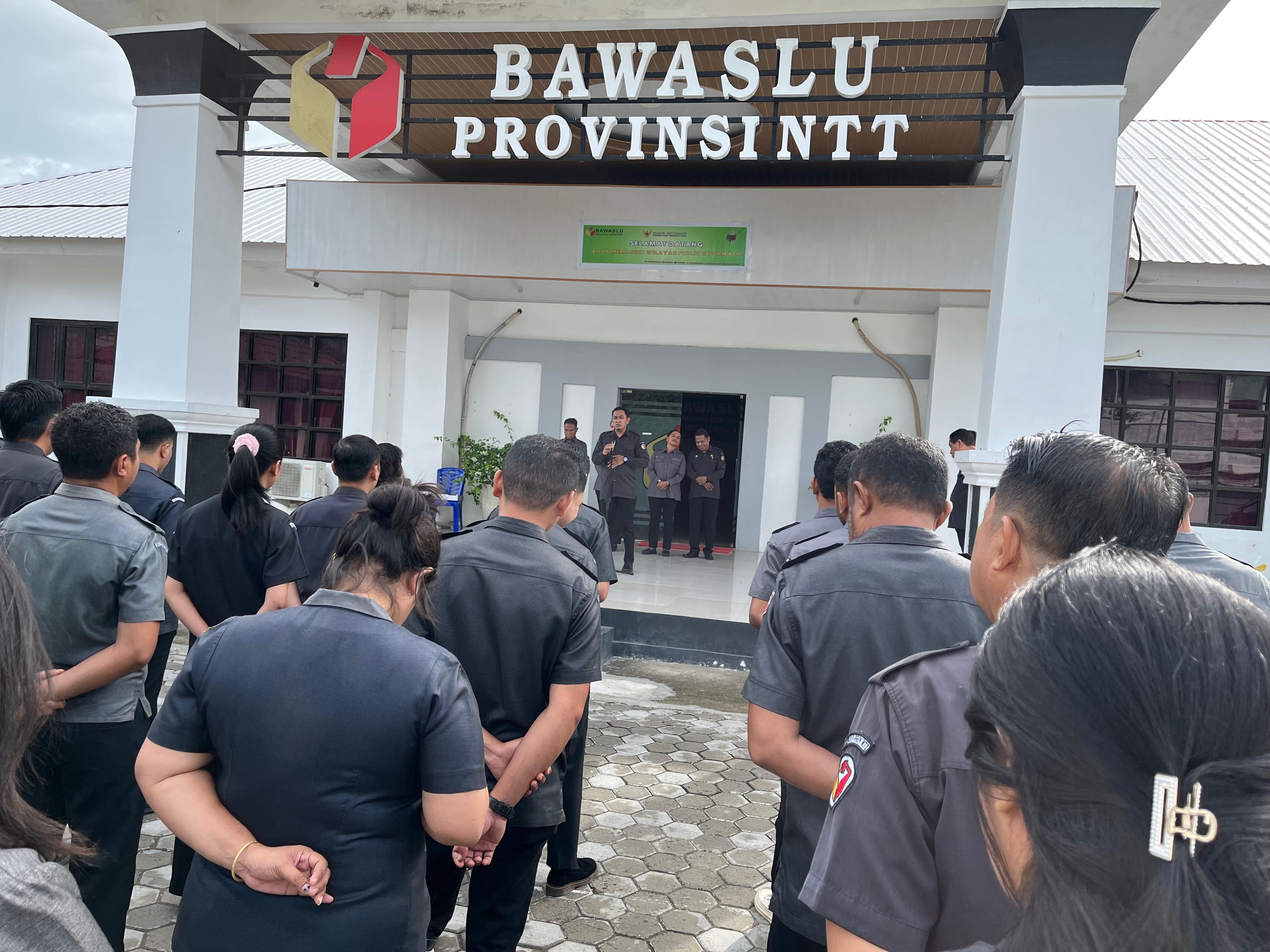 Badan Pengawas Pemilihan Umum (Bawaslu) Provinsi Nusa Tenggara Timur kembali melaksanakan rutinitas Apel Pagi di halaman kantor pada Senin (02/03/2026). 