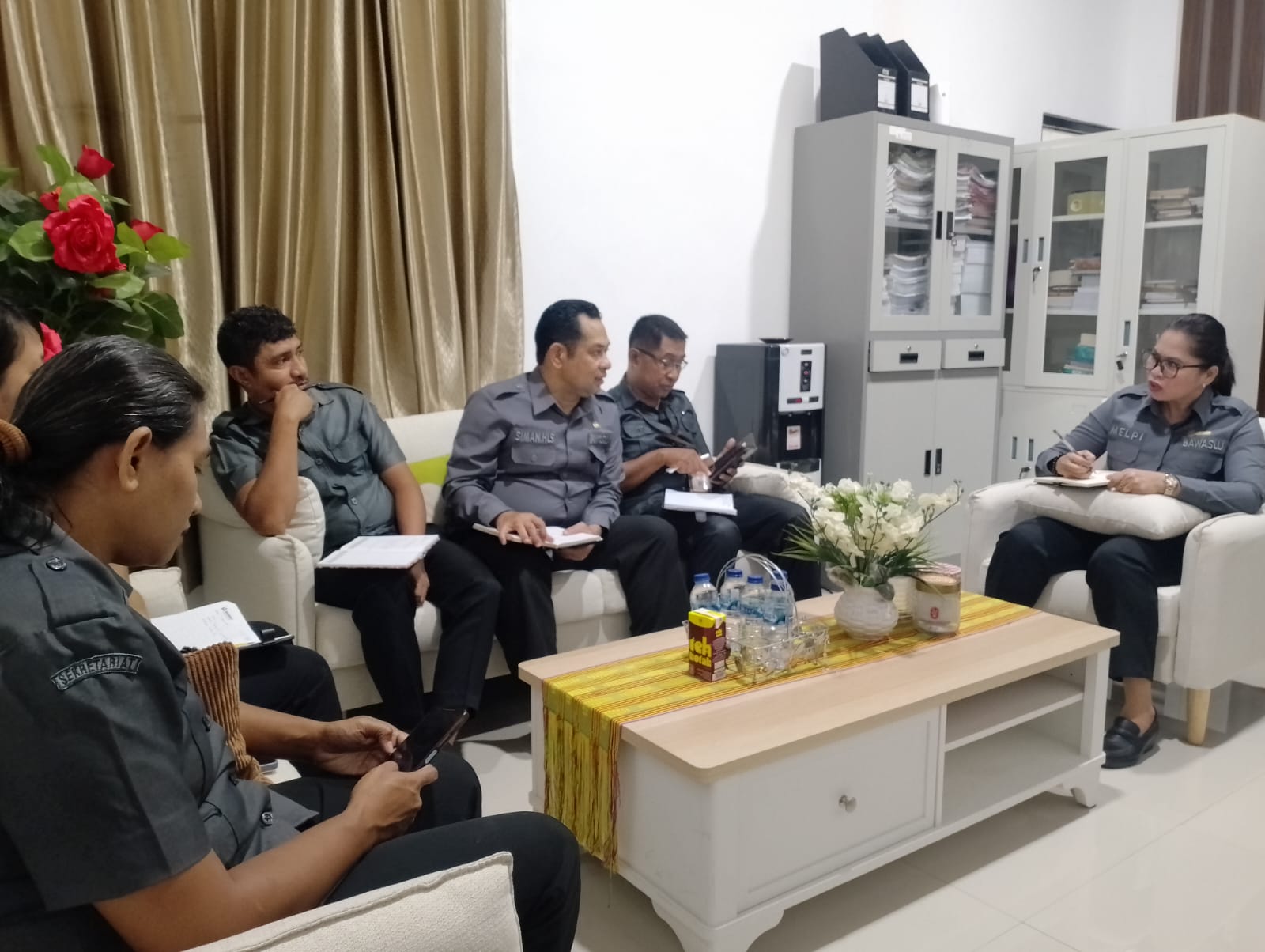 Anggota Bawaslu Provinsi Nusa Tenggara Timur (NTT), Melpi Minalria Marpaung, memimpin rapat koordinasi internal guna mematangkan rencana kerja sepekan ke depan, khususnya di bagian data dan informasi serta penanganan pelanggaran.