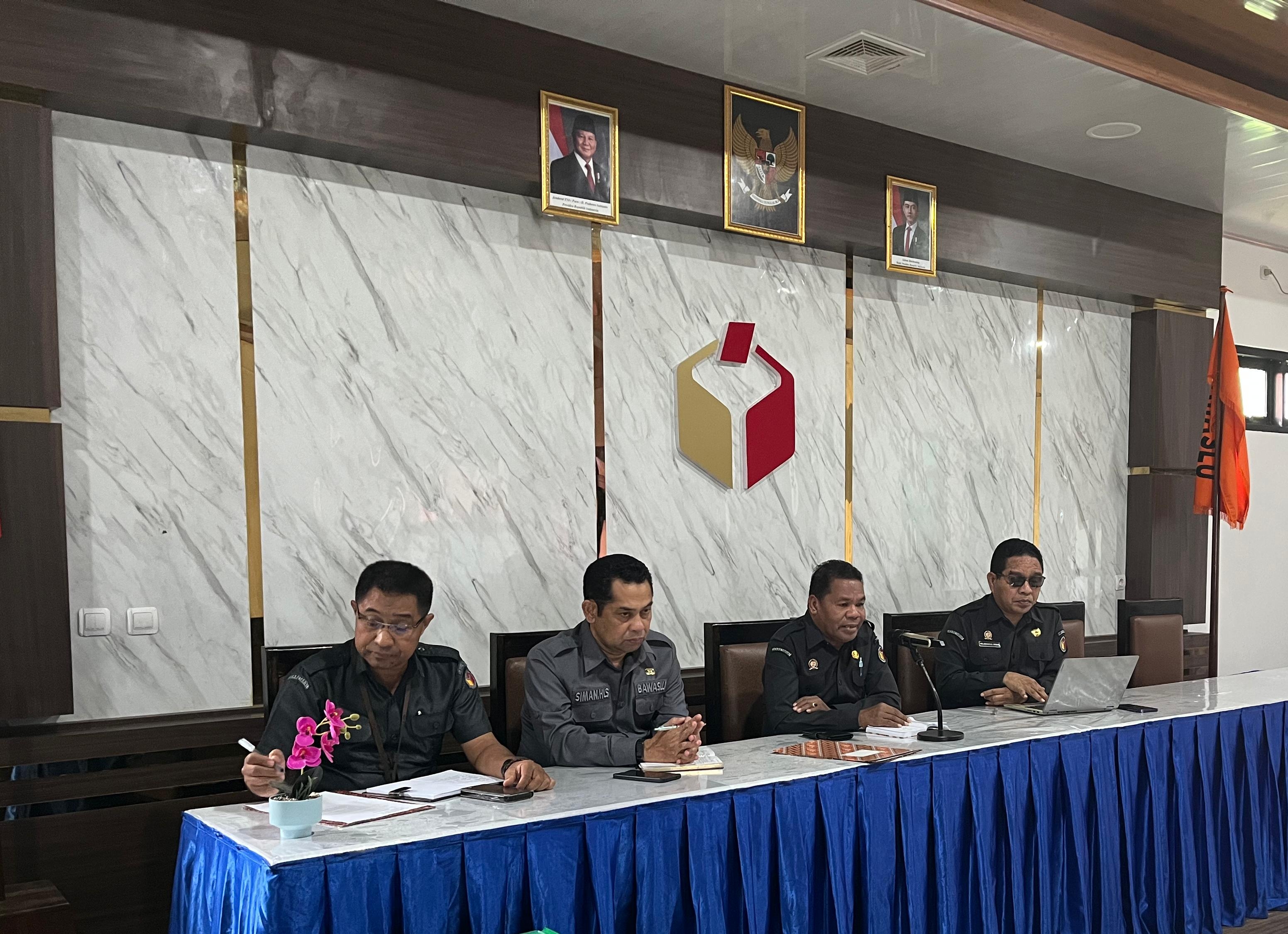 Kepala Sekretariat (Kasek) Badan Pengawas Pemilihan Umum (Bawaslu) Provinsi Nusa Tenggara Timur (NTT), Ignasius Jani, menekankan pentingnya penguatan tata kelola dan disiplin kerja dalam rapat koordinasi internal yang digelar Senin 2 Maret 2026.