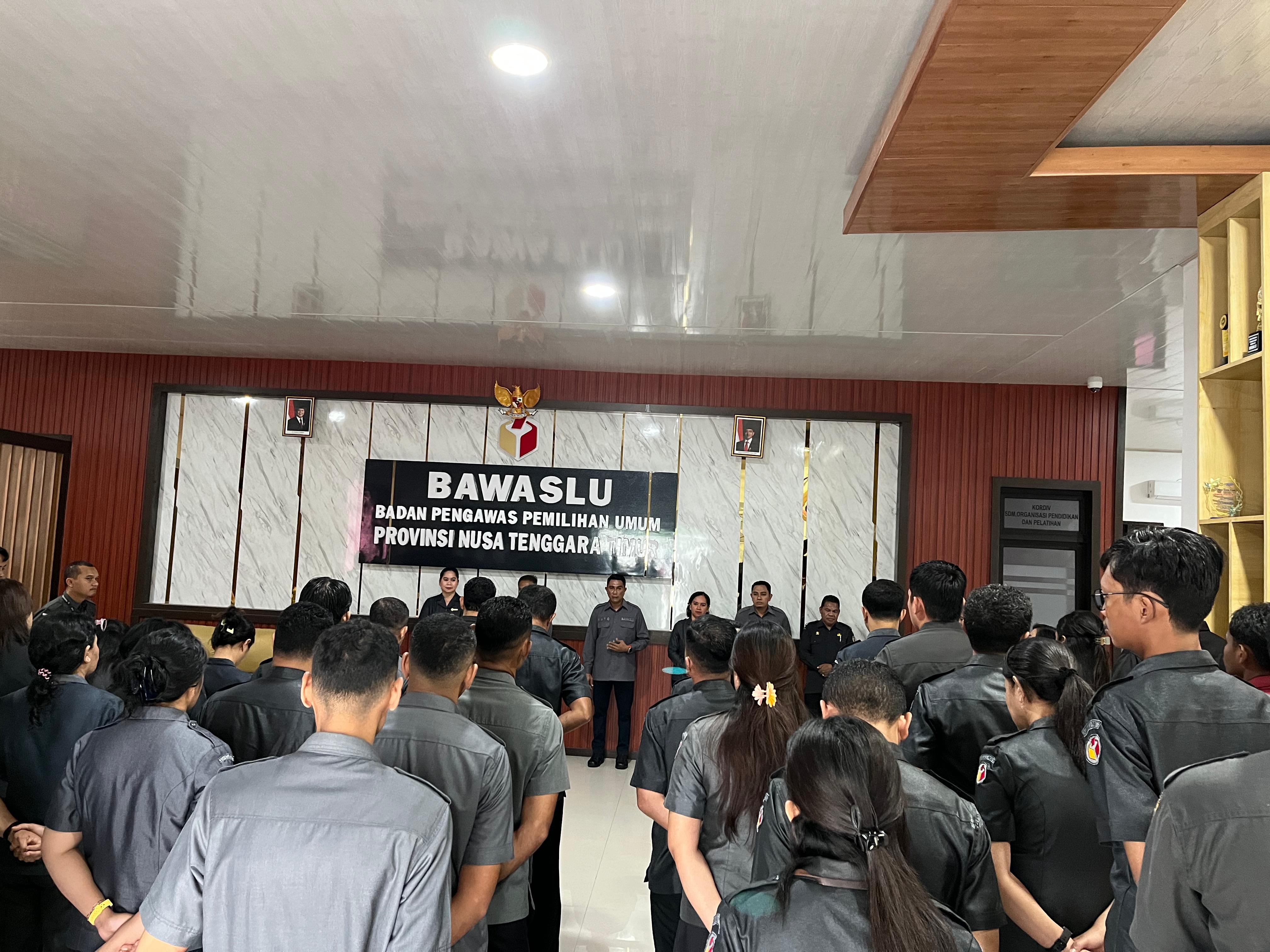 Mengawali pekan kedua di bulan Maret, Badan Pengawas Pemilihan Umum (Bawaslu) Provinsi Nusa Tenggara Timur (NTT) kembali melaksanakan rutinitas apel pagi sebagai upaya berkesinambungan dalam meningkatkan kedisiplinan pelaksanaan tugas.