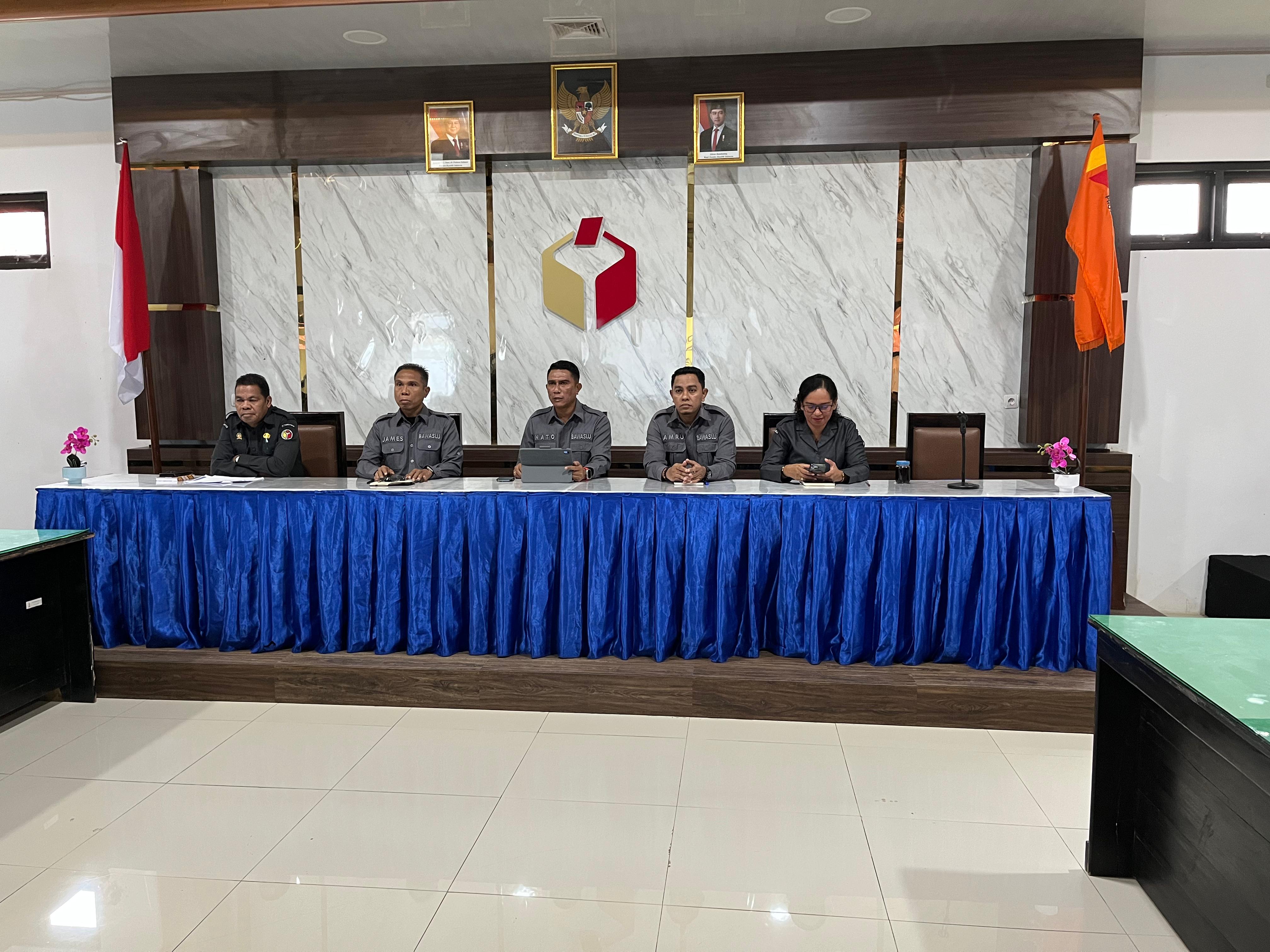 Badan Pengawas Pemilihan Umum (Bawaslu) Provinsi Nusa Tenggara Timur (NTT) menggelar rapat sosialisasi mengenai standarisasi penyusunan naskah dinas di lingkungan Bawaslu Provinsi NTT pada Senin, 9 Maret 2026.