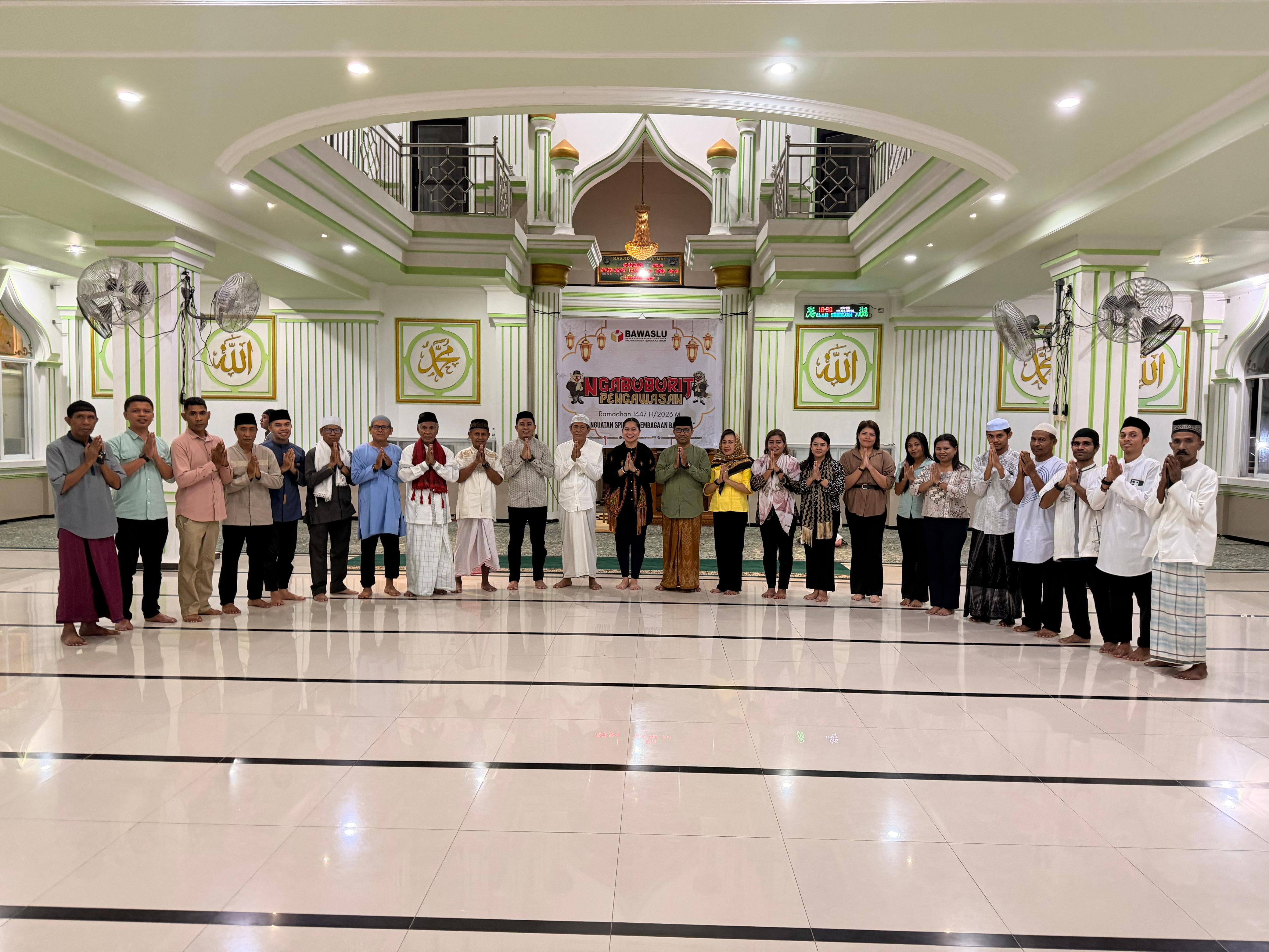 Memanfaatkan momentum bulan suci Ramadhan sebagai ruang edukasi publik, Bawaslu Provinsi Nusa Tenggara Timur kembali menggelar kegiatan Ngabuburit Pengawasan untuk ketiga kalinya. Kegiatan tersebut dilaksanakan di Masjid Al Istiqomah pada Kamis (12/3/2026) dengan melibatkan jamaah masjid serta masyarakat sekitar.