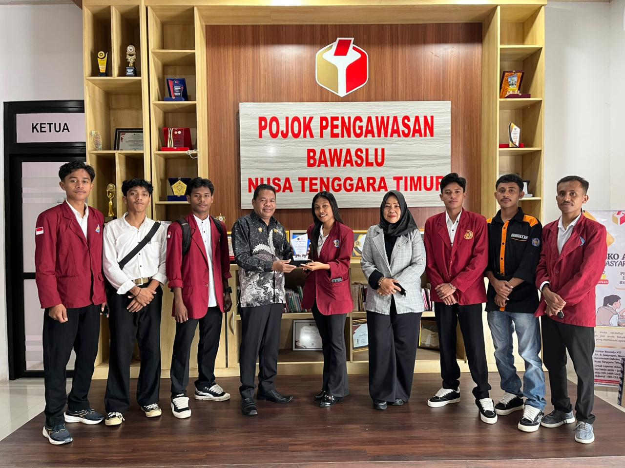 Sebanyak sejumlah mahasiswa dari Universitas Muhammadiyah Kupang (UMK) secara resmi mengakhiri masa Praktik Kerja Lapangan (PKL) di Kantor Badan Pengawas Pemilu (Bawaslu) Provinsi Nusa Tenggara Timur (NTT).