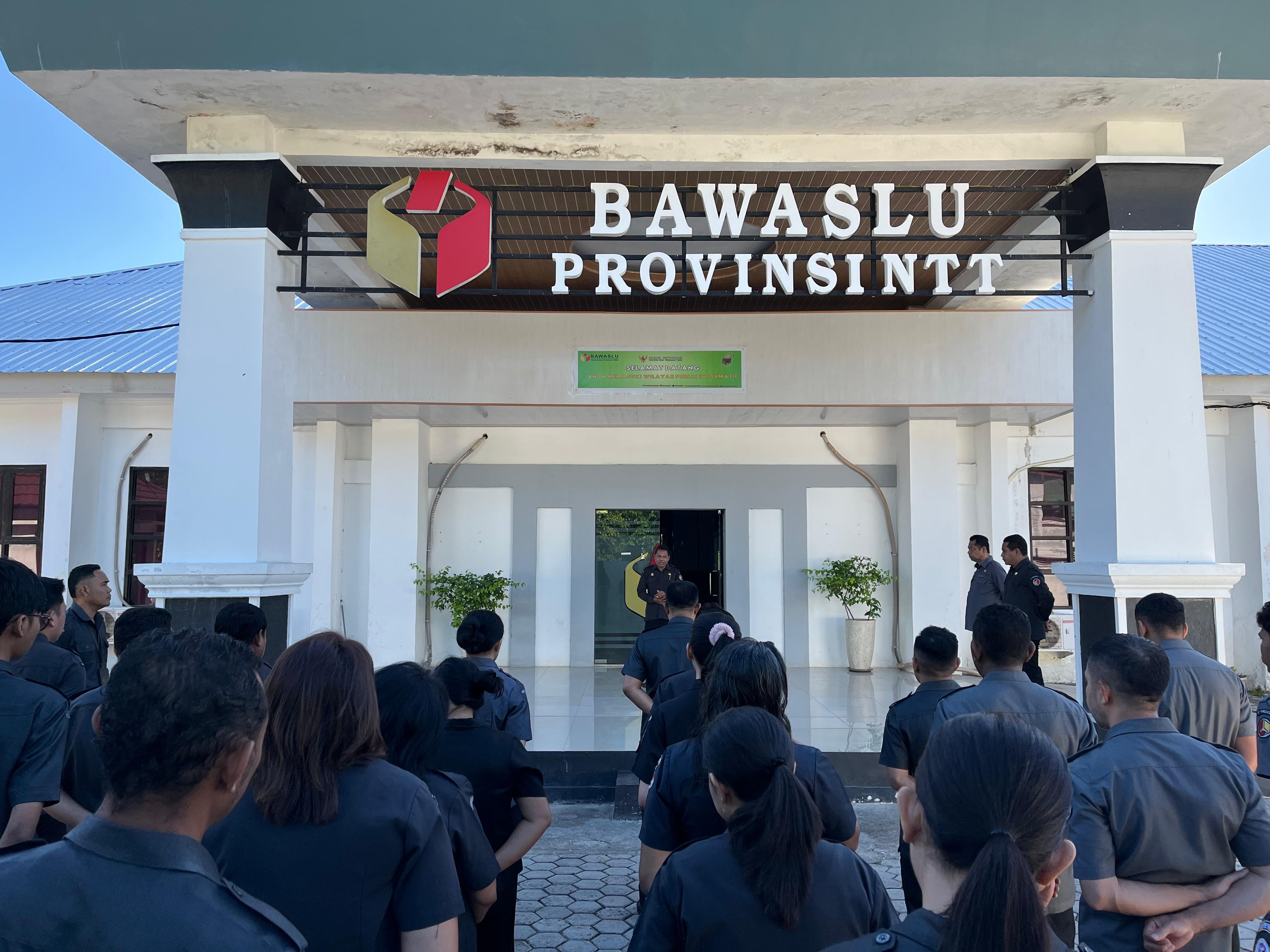 Kepala Sekretariat Badan Pengawas Pemilihan Umum (Bawaslu) Provinsi Nusa Tenggara Timur, Ignasius Jani, memberikan arahan tegas kepada seluruh jajaran dalam apel pagi rutin di halaman kantor Bawaslu NTT (30/03/2026).