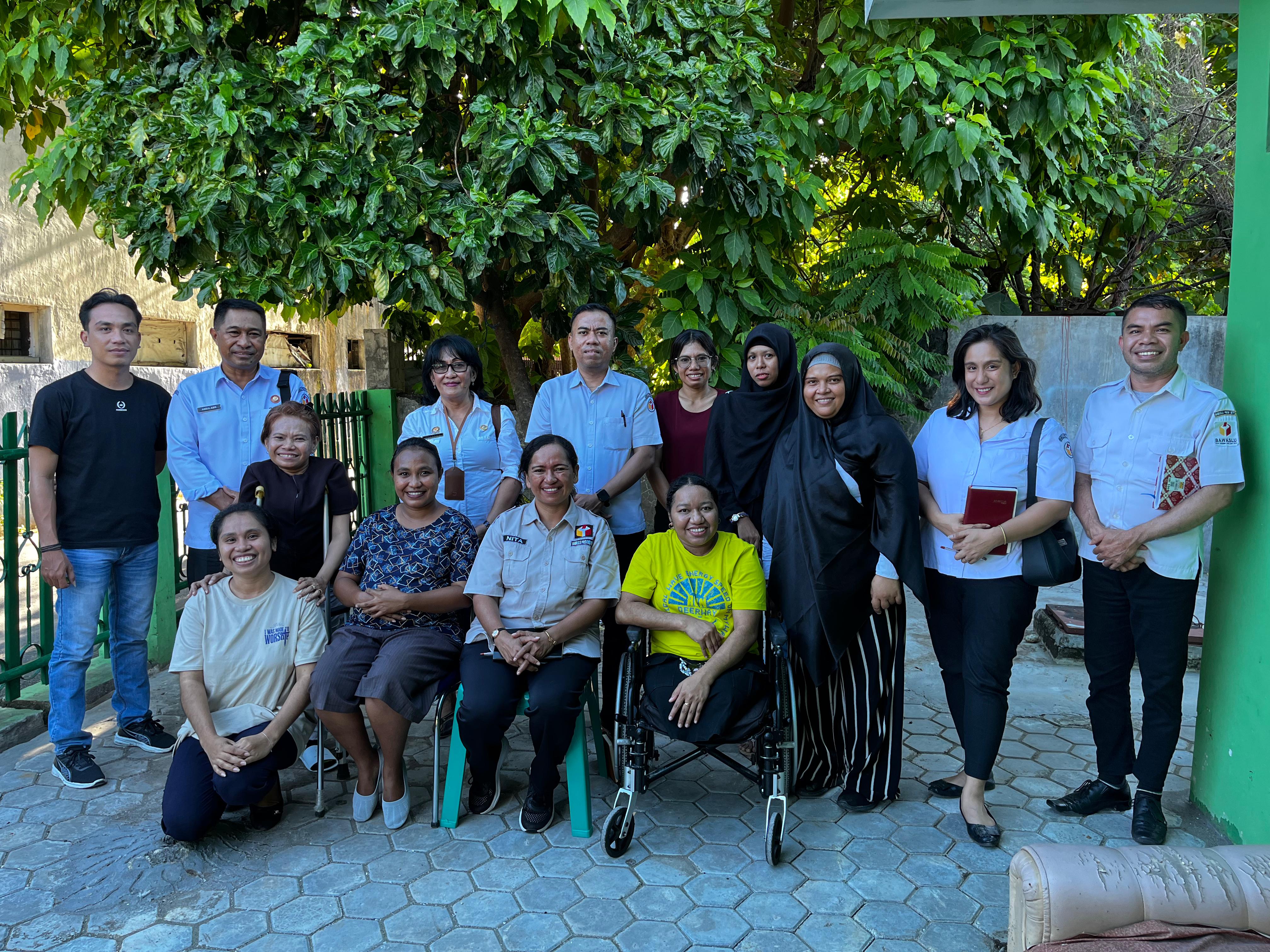 Anggota Bawaslu Provinsi NTT, Magdalena Yuanita Wake, didampingi Plt. Kepala Bagian Penanganan Pelanggaran dan Penyelesaian Sengketa Proses Pemilu, Abdul Asis, serta staf sekretariat melakukan kunjungan kerja ke kantor LSM Garamin pada 1 April 2026.