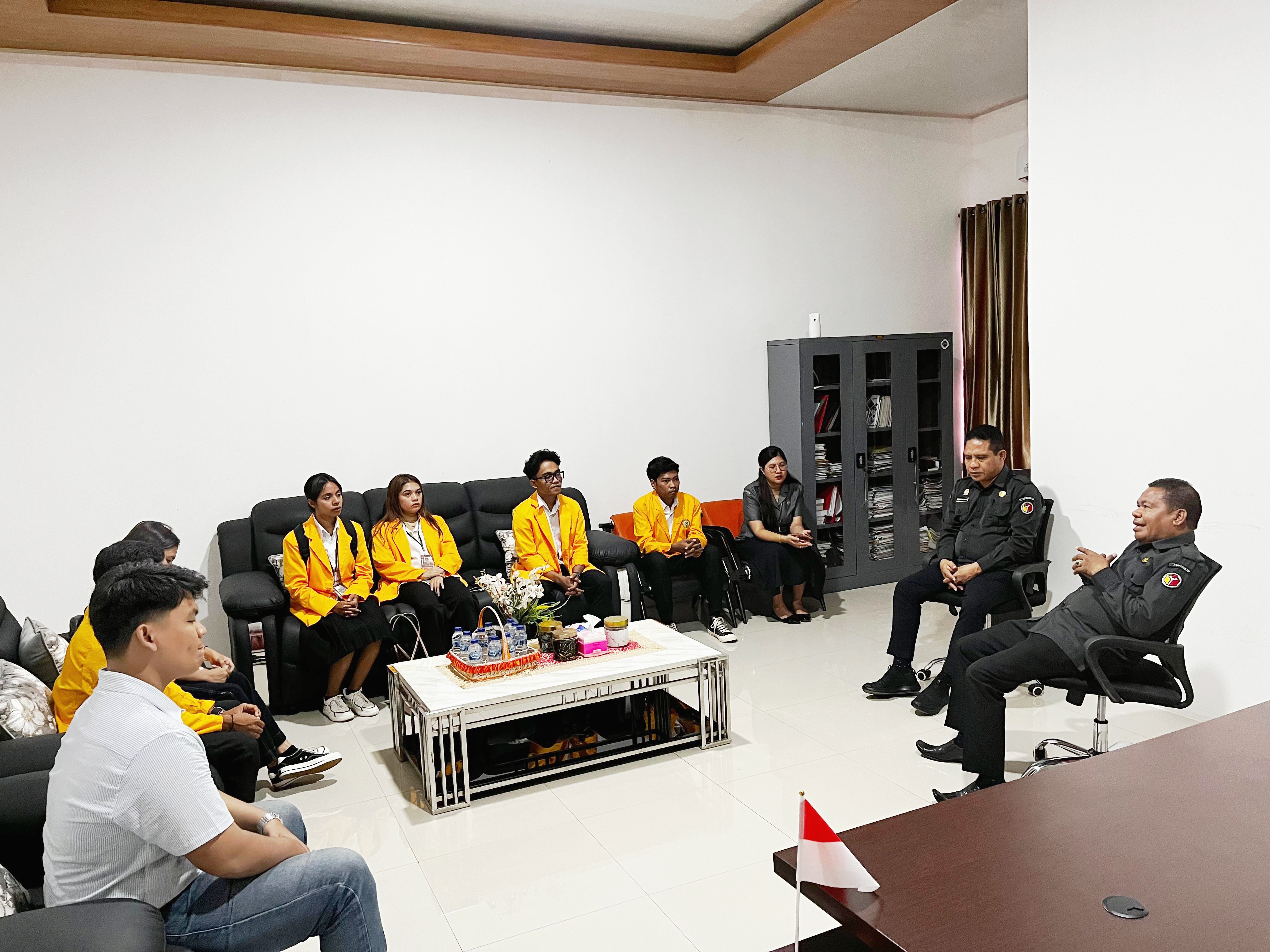 Kepala Sekretariat Badan Pengawas Pemilihan Umum (Bawaslu) Provinsi Nusa Tenggara Timur (NTT) secara resmi menerima tujuh mahasiswa Program Studi Ilmu Politik, Fakultas Ilmu Sosial dan Ilmu Politik (FISIP) Universitas Nusa Cendana (Undana) untuk melaksanakan program magang profesional.