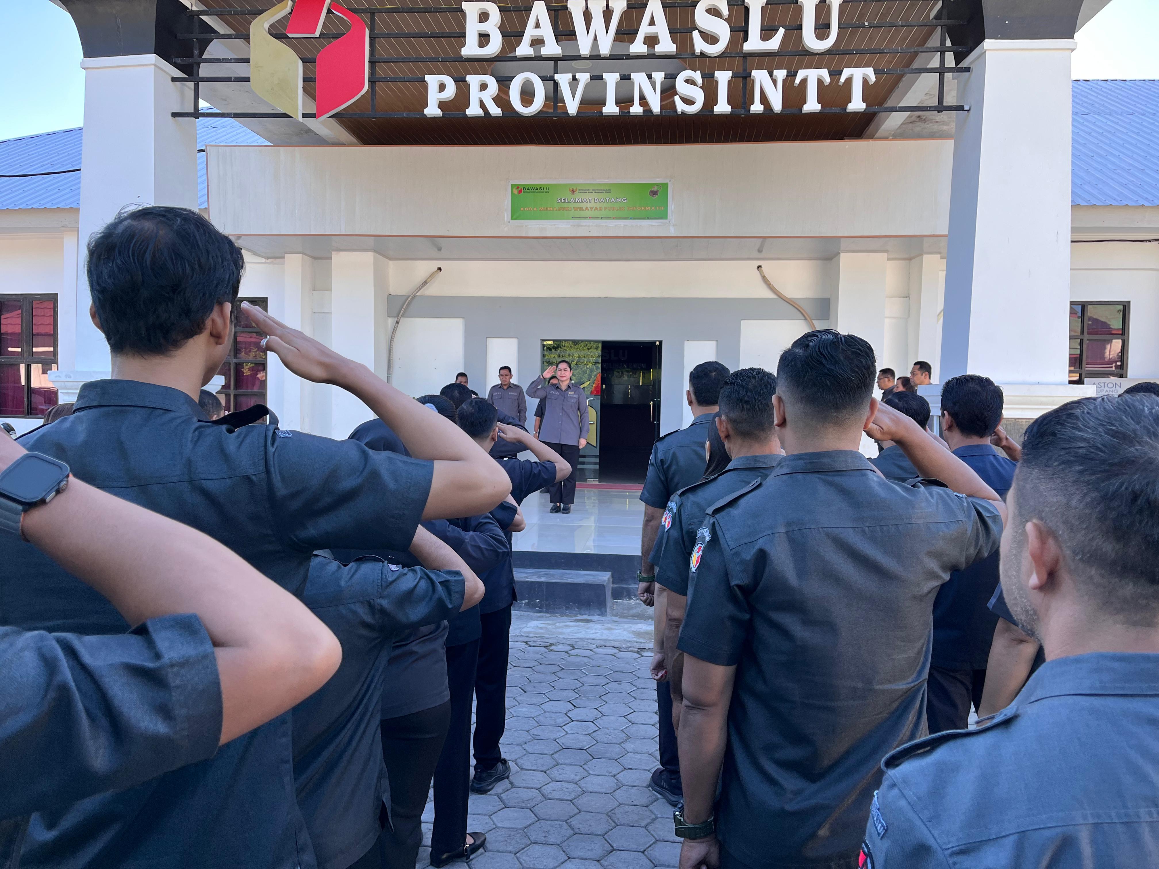 Mengawali pekan pertama di bulan Mei, Badan Pengawas Pemilihan Umum (Bawaslu) Provinsi Nusa Tenggara Timur (NTT) menggelar apel pagi rutin pada Senin (4/5/2026).