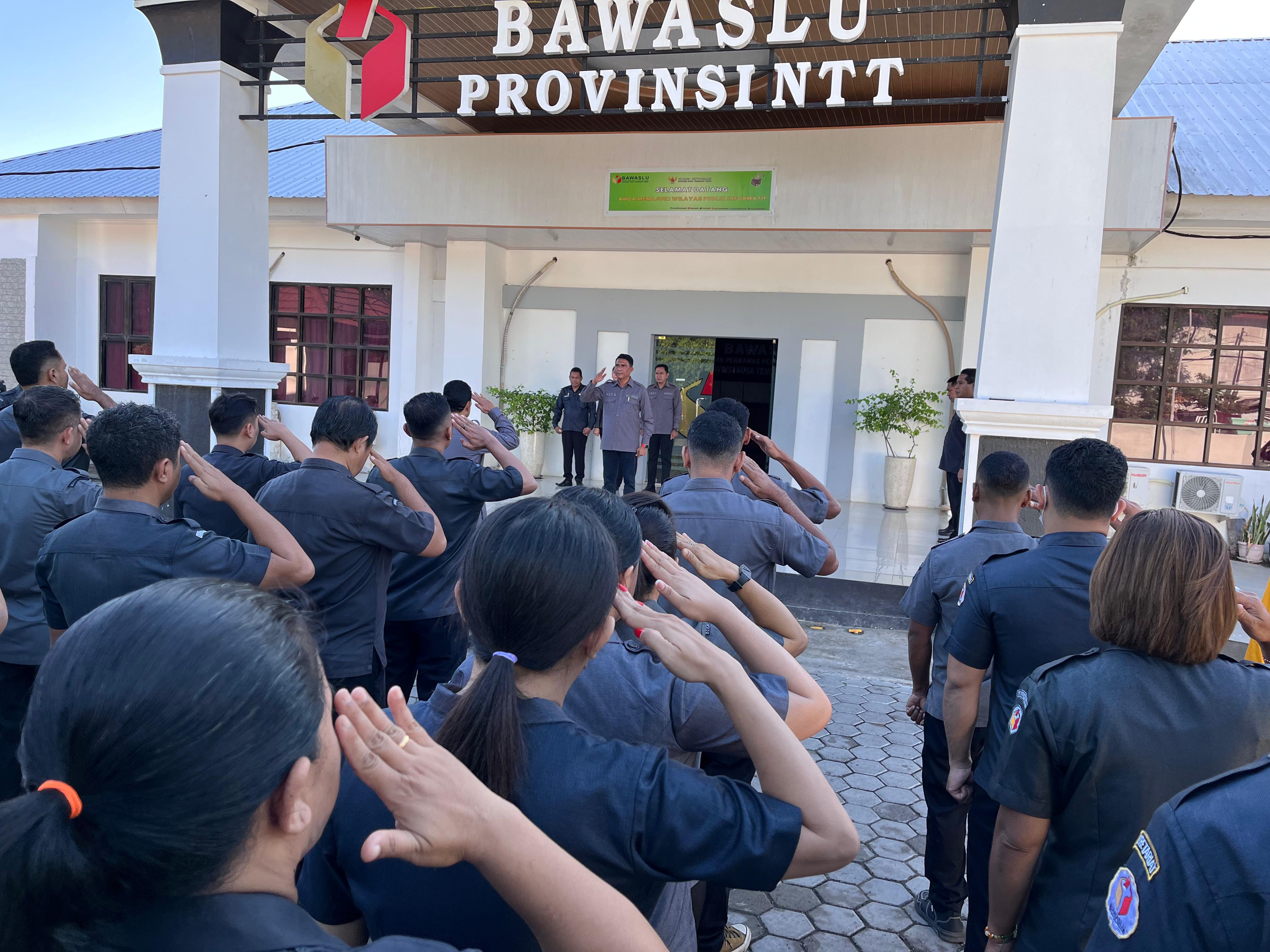 Ketua Badan Pengawas Pemilihan Umum (Bawaslu) Provinsi Nusa Tenggara Timur (NTT) Nonato Da Purificacao Sarmento memimpin apel pagi pada hari pertama kerja minggu ini guna memberikan arahan strategis terkait program kerja dan penguatan fungsi lembaga.