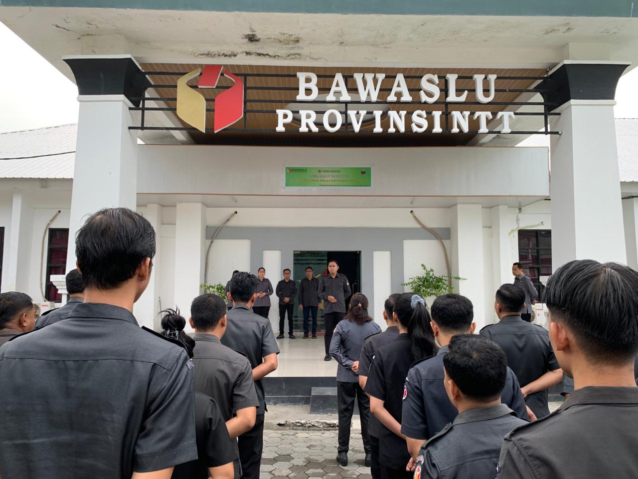 Badan Pengawas Pemilihan Umum (Bawaslu) Provinsi Nusa Tenggara Timur (NTT) menggelar apel rutin pada Senin pagi (18/5/2026).
