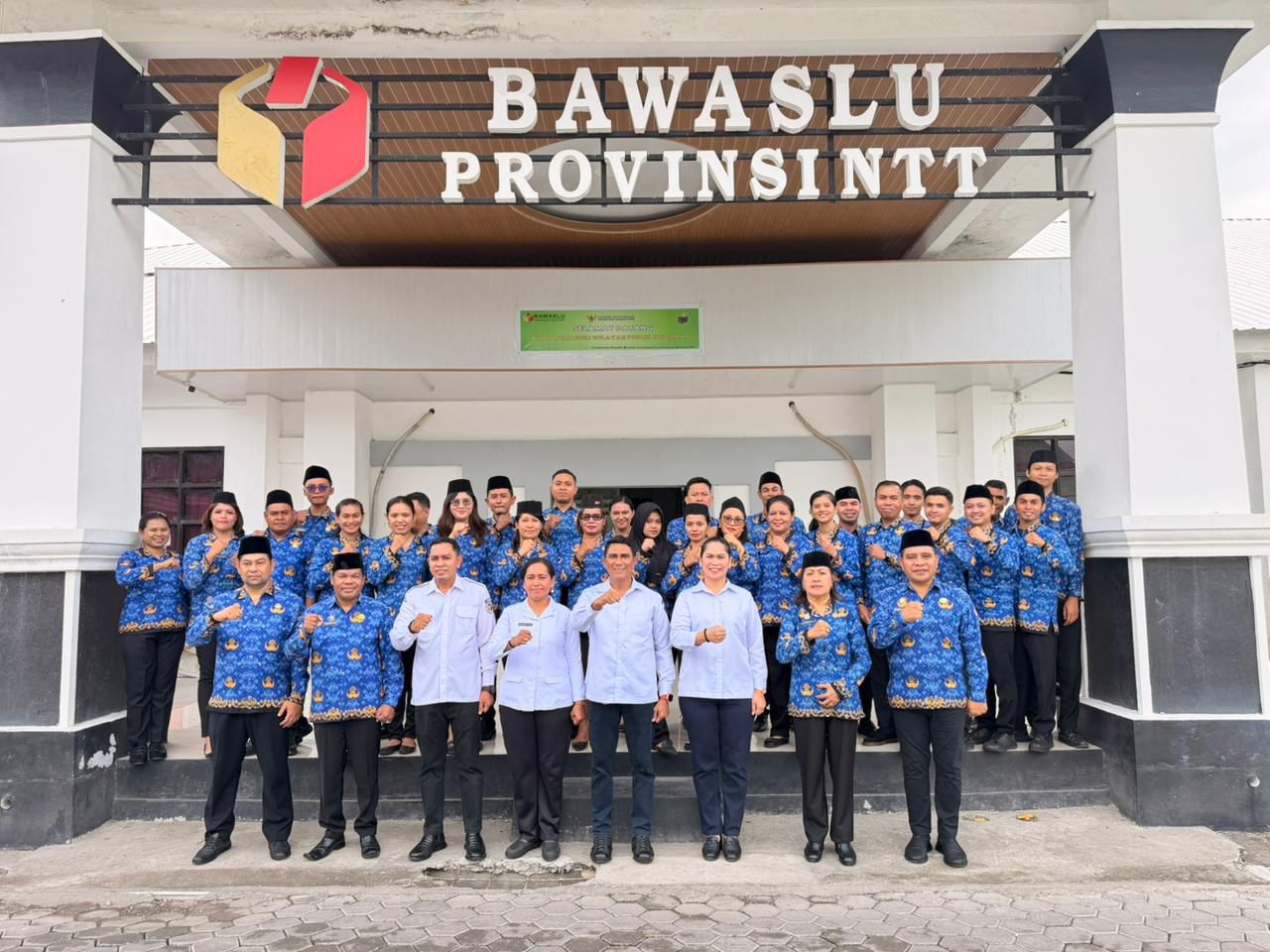 Jajaran Badan Pengawas Pemilihan Umum (Bawaslu) Provinsi Nusa Tenggara Timur melaksanakan upacara bendera dalam rangka memperingati Hari Kebangkitan Nasional (Harkitnas) ke-118 pada Rabu, 20 Mei 2026.