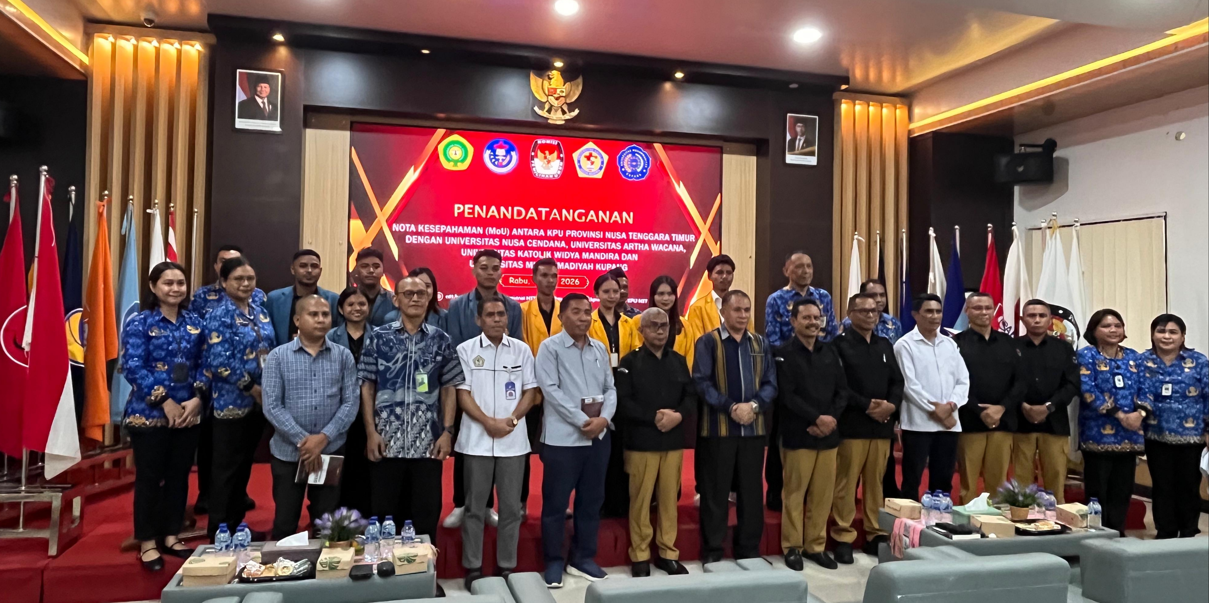Ketua Bawaslu Provinsi Nusa Tenggara Timur menghadiri kegiatan penandatanganan nota kesepahaman antara KPU Provinsi Nusa Tenggara Timur dengan empat perguruan tinggi di Nusa Tenggara Timur, Rabu (20/5/2026).