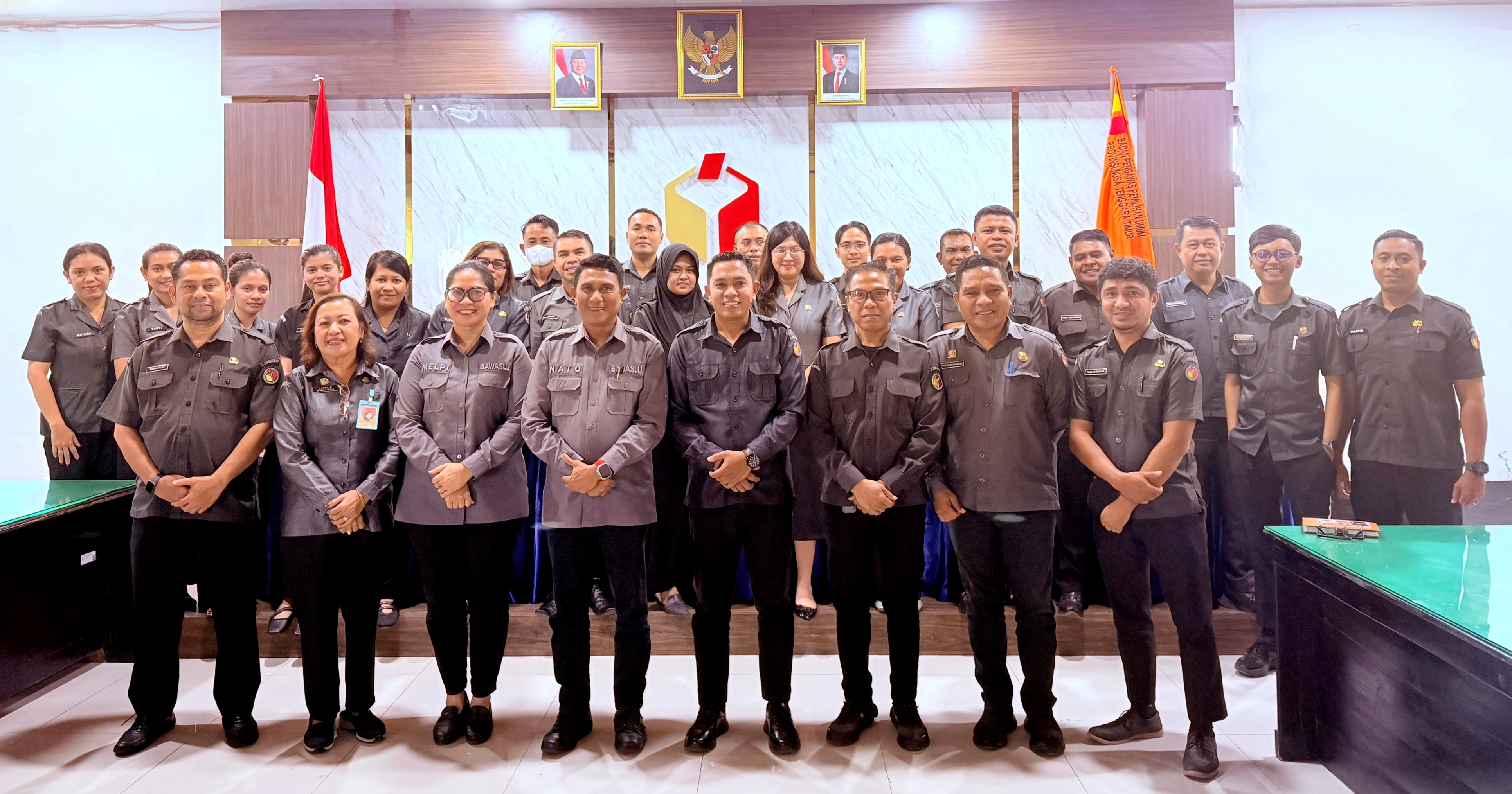 Badan Pengawas Pemilihan Umum (Bawaslu) Provinsi Nusa Tenggara Timur (NTT) menggelar rapat Evaluasi Kehumasan Kelembagaan pada Senin, 25 Mei 2026, di Aula Kantor Bawaslu NTT.