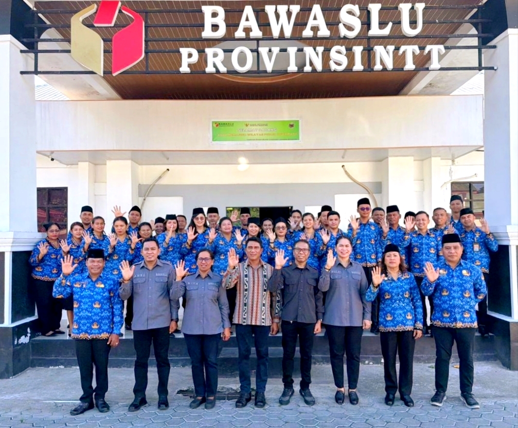 Seluruh jajaran Badan Pengawas Pemilihan Umum (Bawaslu) Provinsi Nusa Tenggara Timur (NTT) melaksanakan upacara bendera dalam rangka memperingati Hari Lahir Pancasila Tahun 2026 pada Senin, 1 Juni 2026.
