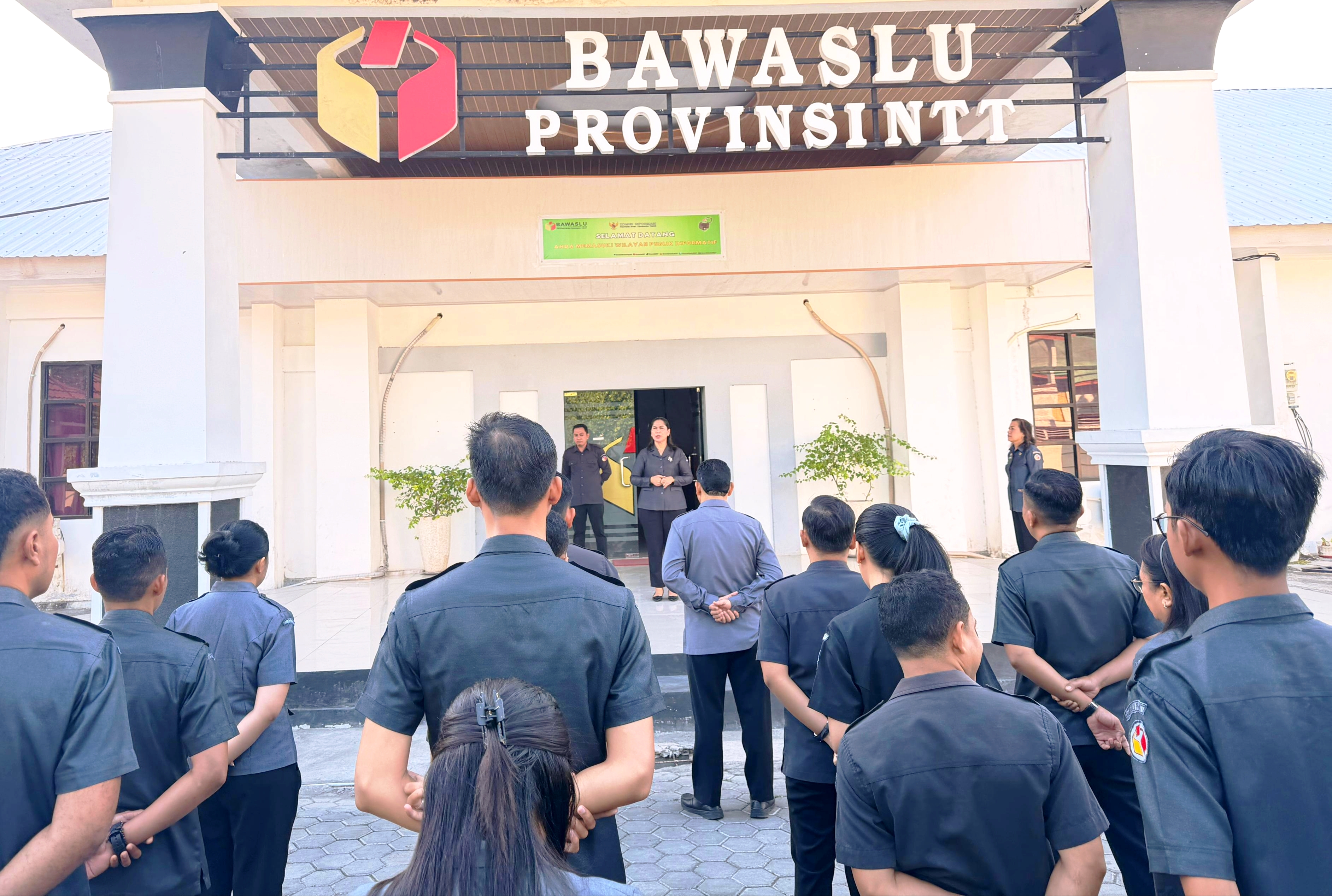Badan Pengawas Pemilihan Umum (Bawaslu) Provinsi Nusa Tenggara Timur (NTT) melaksanakan apel pagi rutin di halaman kantor sekretariat pada Senin, 8 Juni 2026. 