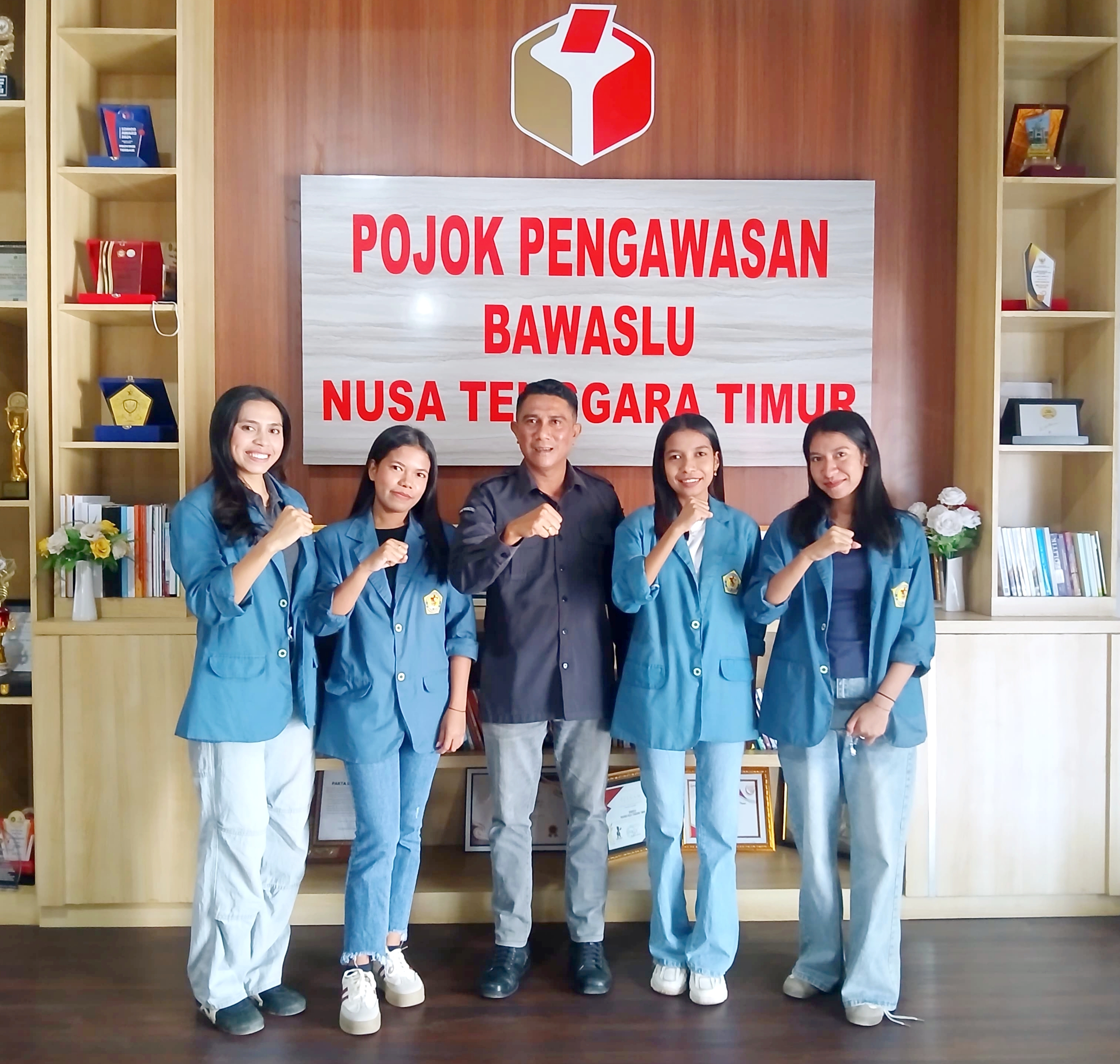 Mahasiswa Program Studi Administrasi Publik, Fakultas Ilmu Sosial dan Ilmu Politik (FISIP) Universitas Katolik Widya Mandira (Unwira) Kupang melakukan pertemuan dengan Ketua Bawaslu Provinsi NTT Nonato Da Purificacao Sarmento pada Selasa, 9 Juni 2026.