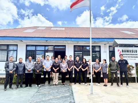 Koordinator Divisi Hukum dan Penyelesaian Sengketa Bawaslu Provinsi Nusa Tenggara Timur, Magdalena Yuanita Wake, memimpin kegiatan supervisi ke Bawaslu Kabupaten Timor Tengah Selatan (TTS).