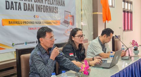 Ketua Komisi Informasi Provinsi NTT Germanus Attawuwur (kiri) bersama Anggota Bawaslu NTT Melpi Minalria Marpaung (tengah) dan Kepala Bagian Hukum, Humas, Data dan Informasi Bawaslu NTT Siman Halisi (kanan) dalam Rapat Kerja Pengelolaan dan Pelayanan Data dan Informasi Publik Bawaslu Provinsi NTT Tahun 2026 di Aula Kantor Bawaslu NTT, Kamis (27/8/2026).