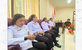 Disambut Ketua Kwarda Gerakan Pramuka NTT, Sinun Petrus Manuk di ruang kerja bersama jajaran pengurus. Sinun, menyambut baik ikhtiar Bawaslu untuk menghadirkan Saka Adyatsa Pemilu sebagai bagaian dari upaya mendukung dan mewujudkan pemilu yang demokratis.
