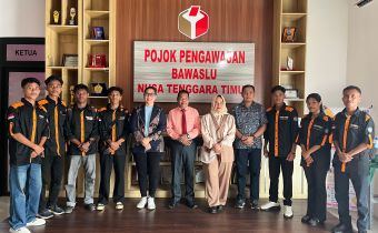 KUPANG – Anggota Bawaslu Provinsi NTT Divisi Pencegahan dan Partisipasi Masyarakat, dan Humas Amrunur Muh Darwan, di dampingi Anggota Bawalsu Provinsi NTT Divisi Penanganan Pelanggaran, Data dan Informasi Melpi M. Marpaung, dan Kepala Sekretariat Ignasius Jani  secara resmi menerima kedatangan mahasiswa magang dan dosen pendamping dari Universitas Muhammadiyah Kupang di kantor Bawaslu NTT. 