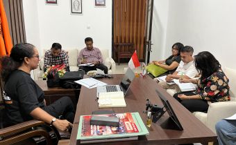 Anggota Bawaslu Provinsi NTT, Magdalena Yuanita Wake, memimpin rapat Divisi Penyelesaian Sengketa pada Jumat, 20 Februari 2026.