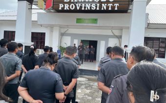 Badan Pengawas Pemilihan Umum (Bawaslu) Provinsi Nusa Tenggara Timur kembali melaksanakan rutinitas Apel Pagi di halaman kantor pada Senin (02/03/2026). 