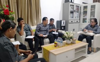 Anggota Bawaslu Provinsi Nusa Tenggara Timur (NTT), Melpi Minalria Marpaung, memimpin rapat koordinasi internal guna mematangkan rencana kerja sepekan ke depan, khususnya di bagian data dan informasi serta penanganan pelanggaran.