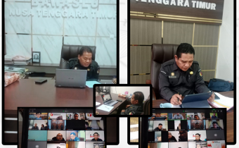 Kepala Sekretariat Bawaslu Provinsi NTT Ignasius Jani bersama Kepala Bagian Administrasi Wilibrodus Ngiso mengikuti rapat rutin jajaran sekretariat yang diselenggarakan oleh Sekretariat Jenderal Bawaslu Republik Indonesia melalui Deputi Bidang Administrasi pada Senin, 9 Maret 2026.