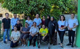 Anggota Bawaslu Provinsi NTT, Magdalena Yuanita Wake, didampingi Plt. Kepala Bagian Penanganan Pelanggaran dan Penyelesaian Sengketa Proses Pemilu, Abdul Asis, serta staf sekretariat melakukan kunjungan kerja ke kantor LSM Garamin pada 1 April 2026.