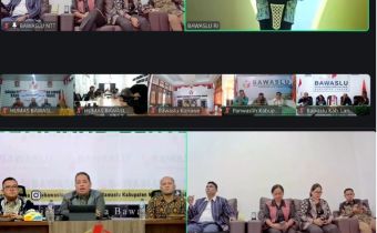 Ketua dan Anggota Badan Pengawas Pemilihan Umum (Bawaslu) Provinsi Nusa Tenggara Timur (NTT) mengikuti peringatan Hari Ulang Tahun (HUT) Bawaslu ke-18 melalui zoom meeting pada Kamis (9/4/2026).