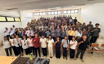 Bawaslu Provinsi Nusa Tenggara Timur terus memperkuat peran generasi muda dalam menjaga kualitas demokrasi melalui program Bawaslu Ngampus yang digelar di Universitas Nusa Cendana, Fakultas Keguruan dan Ilmu Pendidikan (FKIP) Program Studi PPKn, Senin (27/4/2026).