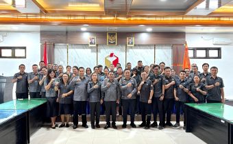 Kepala Sekretariat Bawaslu Provinsi Nusa Tenggara Timur (NTT) menegaskan pentingnya profesionalitas, disiplin kerja, dan kesiapan menghadapi efisiensi anggaran kepada seluruh Aparatur Sipil Negara (ASN) dan Pegawai Pemerintah dengan Perjanjian Kerja (PPPK) dalam pertemuan internal di Aula Kantor Bawaslu Provinsi Senin, 18 Mei 2026.