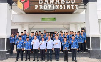 Jajaran Badan Pengawas Pemilihan Umum (Bawaslu) Provinsi Nusa Tenggara Timur melaksanakan upacara bendera dalam rangka memperingati Hari Kebangkitan Nasional (Harkitnas) ke-118 pada Rabu, 20 Mei 2026.