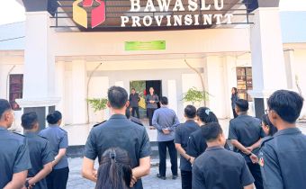 Badan Pengawas Pemilihan Umum (Bawaslu) Provinsi Nusa Tenggara Timur (NTT) melaksanakan apel pagi rutin di halaman kantor sekretariat pada Senin, 8 Juni 2026. 