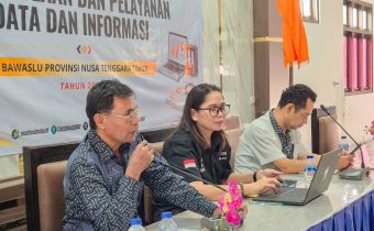 Ketua Komisi Informasi Provinsi NTT Germanus Attawuwur (kiri) bersama Anggota Bawaslu NTT Melpi Minalria Marpaung (tengah) dan Kepala Bagian Hukum, Humas, Data dan Informasi Bawaslu NTT Siman Halisi (kanan) dalam Rapat Kerja Pengelolaan dan Pelayanan Data dan Informasi Publik Bawaslu Provinsi NTT Tahun 2026 di Aula Kantor Bawaslu NTT, Kamis (27/8/2026).