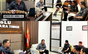 Anggota Bawaslu NTT Amrunur Muh. Darwan memimpin Rapat Internal Kehumasan bersama Tim Pengelola Kehumasan Bawaslu NTT di Kantor Bawaslu NTT, Senin ( 21/09/2026), membahas Evaluasi Triwulan III dan Persiapan Agenda Kehumasan Oktober 2026.